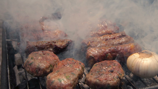 烧烤牛肉烤肉串在热烤架上烹饪视频