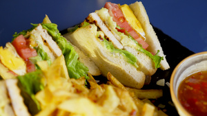 上面是美味三明治和炸薯条的风景10秒视频