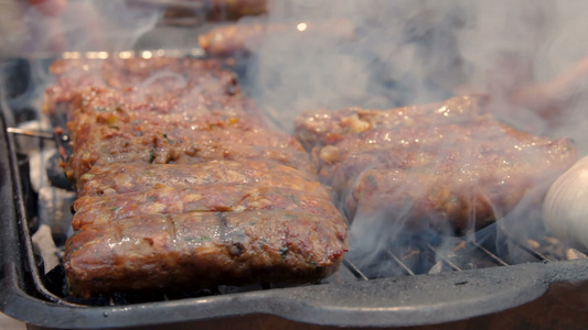 烧烤牛肉烤肉串在热烤架上烹饪视频