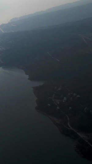 航拍逆光下万里长江波光粼粼大气震撼长江三峡水路运输103秒视频