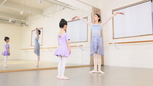 舞蹈老师和学生在镜子前练习动作视频