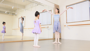 舞蹈老师和学生在镜子前练习动作75秒视频