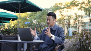 商务男青年户外咖啡店视频会议沟通工作54秒视频