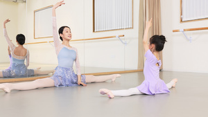 舞蹈老师给小女孩做示范练习动作99秒视频
