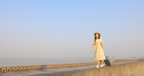 海边旅游观光的年轻女性视频