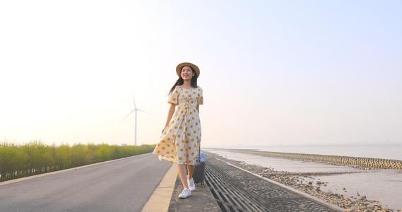 年轻女生海边观光旅游视频