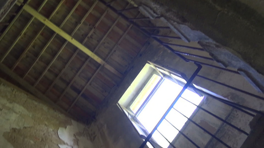 在一栋破房子的旧楼梯里视频