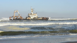 沉船在海上断裂器中停泊在纳米比亚海岸线上30秒视频