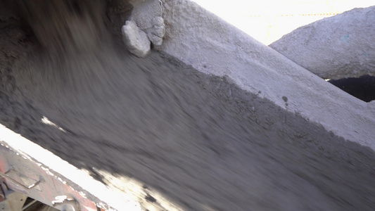 使用混凝土桶浇湿混凝土的工业建筑工人视频