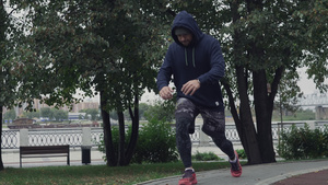 男子在运动服上做前肺锻炼13秒视频