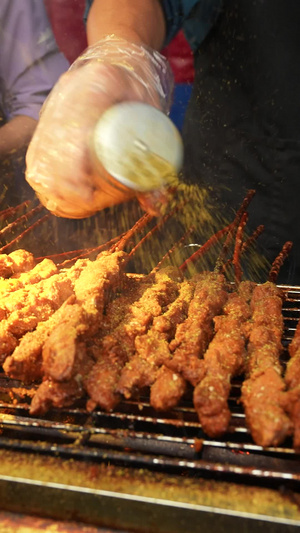 新疆地方特色餐饮美食小吃烤羊肉串制作过程素材小吃素材61秒视频