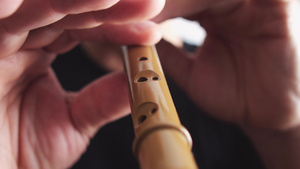 玩木风木笛的男士21秒视频