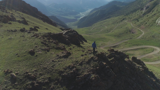 无人驾驶飞机正在绕行空中观察建立射击区kyrgyzstan视频