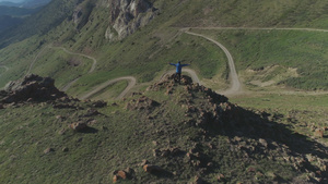 在阳光明媚的夏日徒步旅行者站在蛇形公路的山口12秒视频