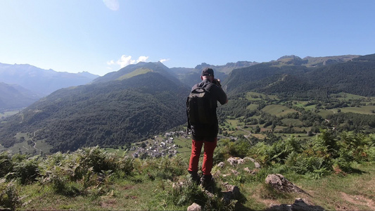 在比利牛斯山上徒步旅行的人视频