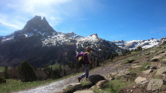 在法国比利牛斯山中行走的远足妇女背景情况是视频