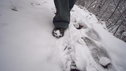 人徒步在山上的一条小路上被雪覆盖视频