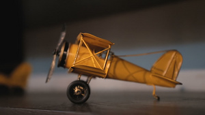 木制架架上小型微型金属飞机玩具6秒视频