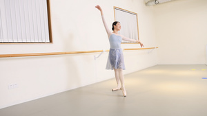 舞者练习芭蕾舞73秒视频