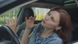 女子坐在车里跳舞和唱歌20秒视频