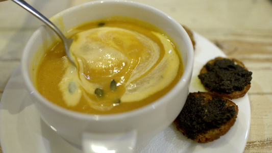 在咖啡馆吃顿美味的晚饭用勺子煮奶油汤视频