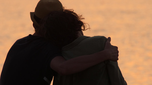 欣赏海景的剪影旅行者夫妇男人和女人在日落或日出时在9秒视频