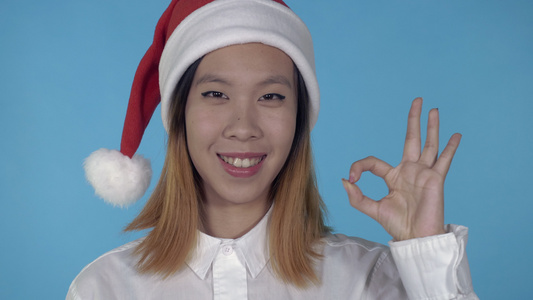 美丽的韩国女孩的圣诞节显示手势OK视频