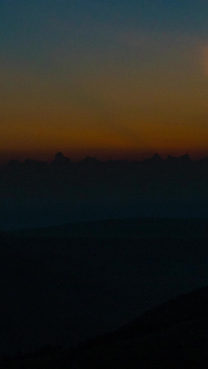 层层山脉日出延时日出日落16秒视频