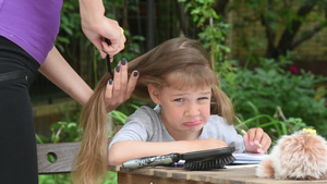 母亲用长头发给女儿梳头这很痛苦10秒视频