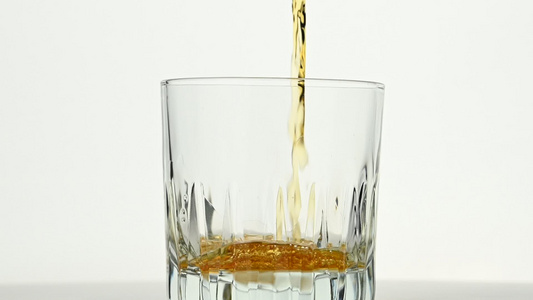 将威士忌倒在白的清玻璃杯中视频