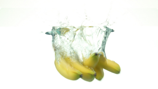 香蕉落入水中视频