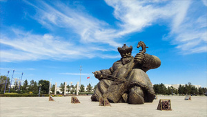4k实拍北方城市广场上的蒙古族青年拉马头琴雕塑34秒视频