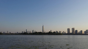 南京玄武湖公园城市地平线夕阳城市群航拍30秒视频