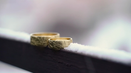 冬季雪雪中婚礼的金环视频