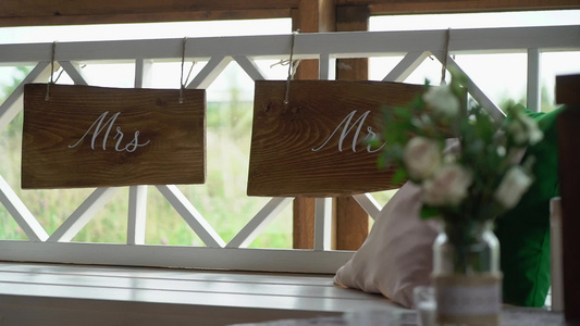 婚礼时装饰的木板牌子上装饰视频