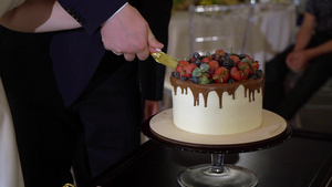 婚礼蛋糕传统的庆祝晚宴甜点新娘和新郎的切片8秒视频