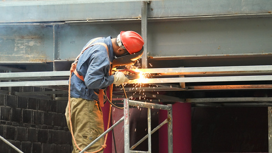 慢镜头升格拍摄4k素材生产车间工人电焊劳动工作视频