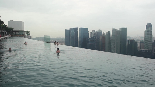 新加坡滨海湾金沙酒店屋顶游泳池视频