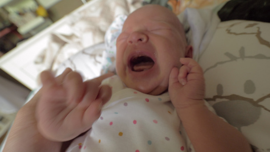 正在哭着的新生儿婴儿视频
