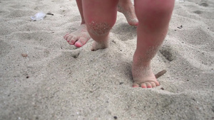 小宝宝学会走路近在咫尺母亲正在教她的孩子在夏天的沙滩17秒视频