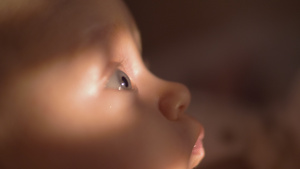 女婴大蓝眼睛室内婴儿的肖像37秒视频