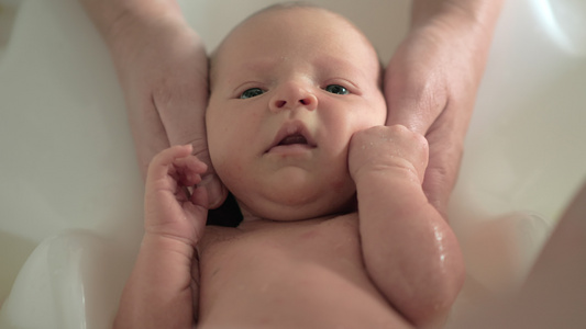 新生婴儿第一次洗澡视频