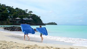 小女孩在热带度假期间享受海滩毛巾10秒视频