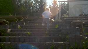 小男孩爬上楼梯40秒视频