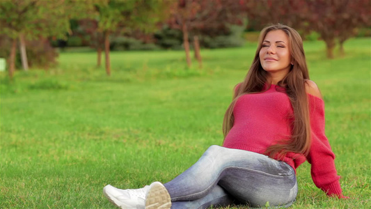 孕妇躺在柔软的草地上视频