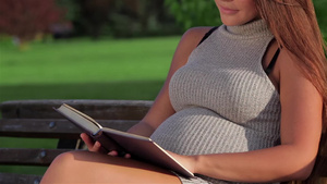 近身的孕妇妈妈正在阅读13秒视频