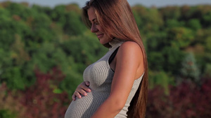 年轻孕妇在镜头前微笑16秒视频