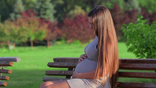 孕妇在长椅上休息视频