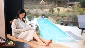 度假酒店休息看书的年轻女性26秒视频