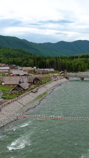 航拍5A景区被禾木河环抱的田园村庄禾木村视频旅游目的地65秒视频